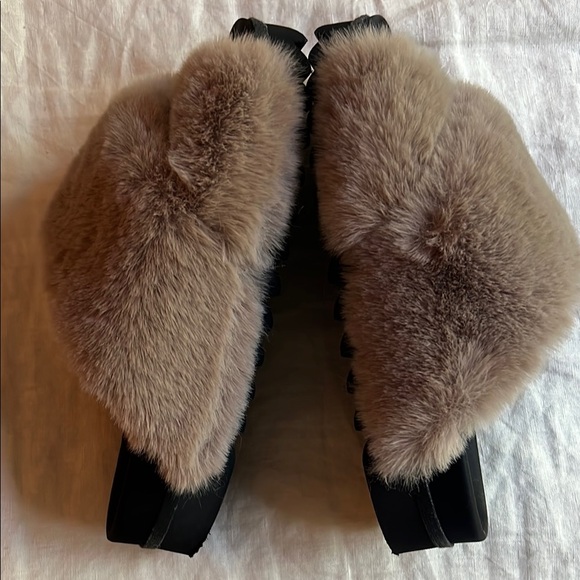 ROAM Women's Cloud Fur Slippers - Tan - Picture 5 of 5